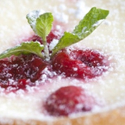 tartaletas rellenas de natilla con frambuesas