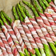 espárragos envueltos en jamón o bacon