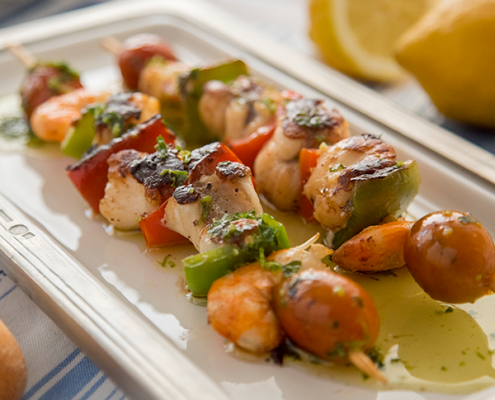 brochetas de langostinos y rape