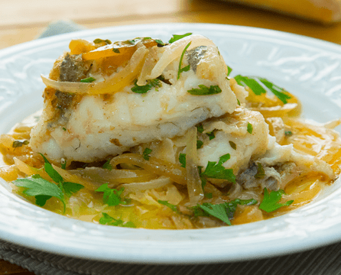 Merluza encebollada