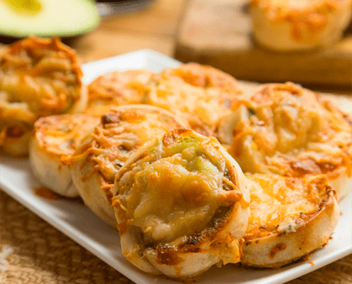 Pizza roll de aguacate y pollo