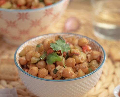 Salteado de garbanzos con calabacín y pimiento