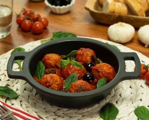 Albóndigas de salmón en salsa napolitana