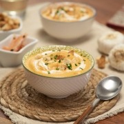 Crema de gambas al ajillo Crema de gambas al ajillo servida en cuenco, con aceite aromático y toque de perejil fresco