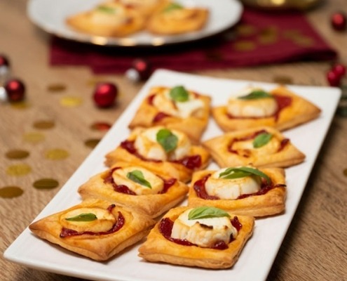 Canapés de queso de cabra y pimientos caramelizados