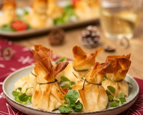 Saquitos de pasta filo rellenos de bechamel de langostinos