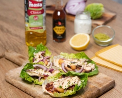 Tacos de pulpo a la plancha con guacamole, cebolla morada y cilantro fresco.