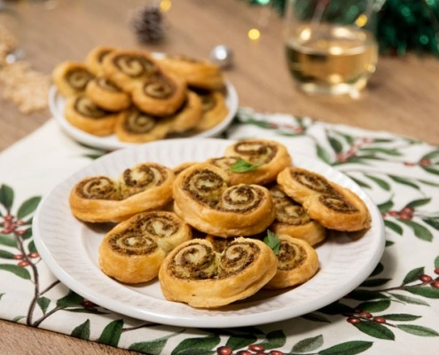 Palmeritas de queso y pesto de albahaca