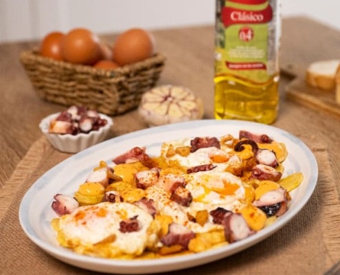 Receta casera de Huevos fritos con patatas y pulpo.