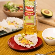 Huevo frito envuelto en papel de arroz crujiente, con yema suave en el centro.