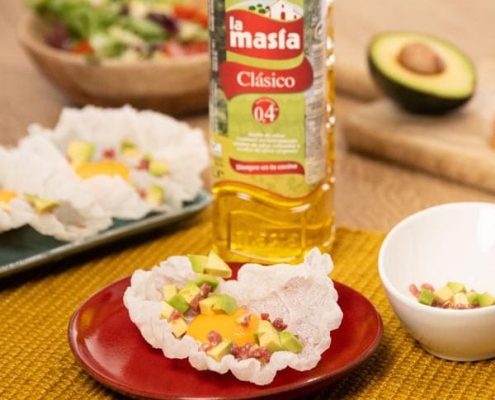 Huevo frito envuelto en papel de arroz crujiente, con yema suave en el centro.