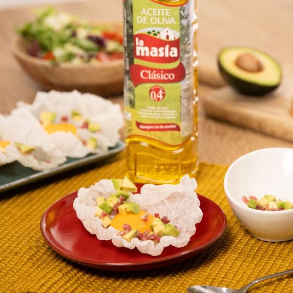 Huevo frito envuelto en papel de arroz crujiente, con yema suave en el centro.