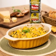 Receta casera de Pollo en salsa gratinado con setas acompañado de patatas al horno con parmesano y perejil.