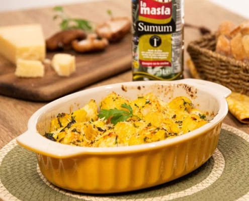 Receta casera de Pollo en salsa gratinado con setas acompañado de patatas al horno con parmesano y perejil.