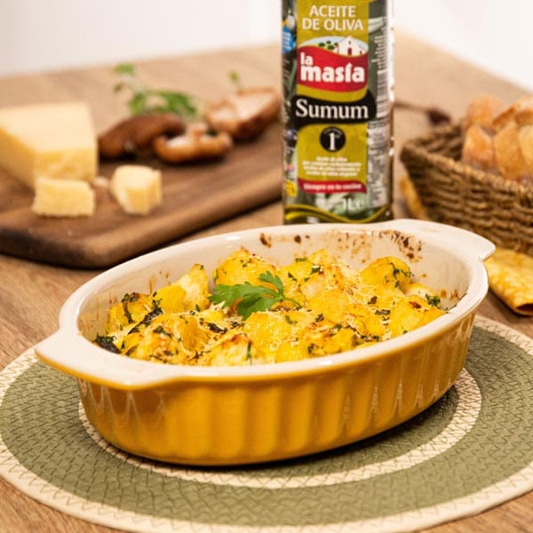 Receta casera de Pollo en salsa gratinado con setas acompañado de patatas al horno con parmesano y perejil.